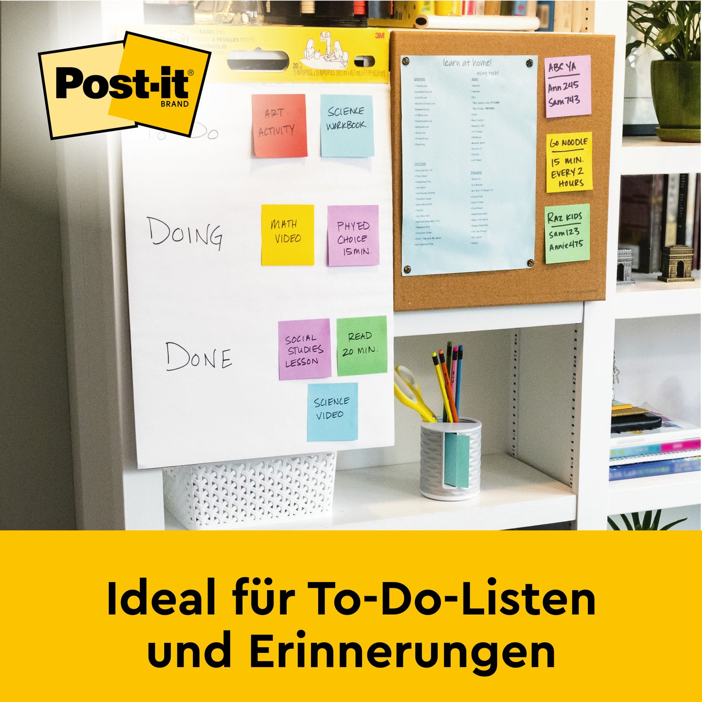 Ein Schreibtisch mit bunten Post-it® Zetteln, die auf einem Whiteboard nach Aktivitäten geordnet sind. An der Wand: Dokumente, eine Pinnwand und eine Post-it® Super Sticky selbsthaftendes Recycling Meeting Chart 559RP (63,5 x 76,2 cm, 30 Blatt, 100% PEFC) von 3M Deutschland GmbH.