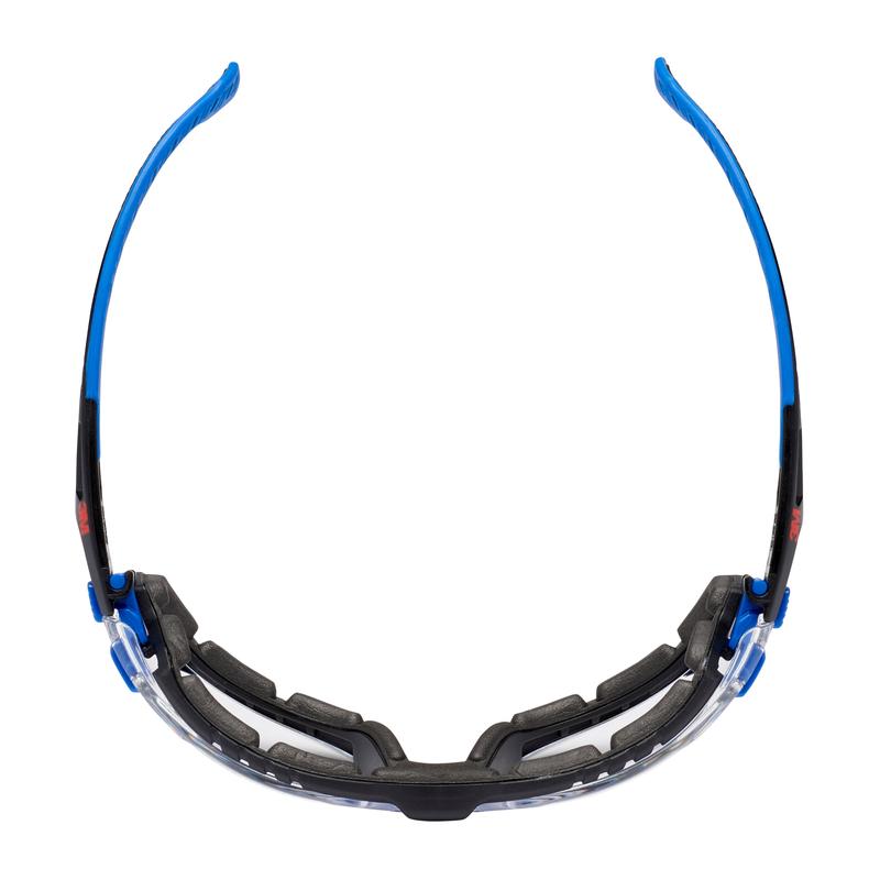 3M™ Solus™ beskyttelsesbriller 1000 fra 3M Deutschland GmbH har buede stænger og en polstret indre ramme, med klare glas, Scotchgard™ antidug-belægning og påsættelig skumdæksel for ekstra beskyttelse.