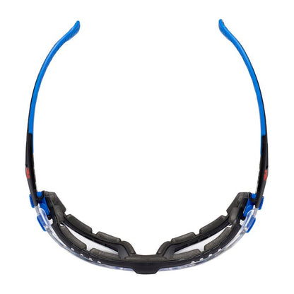 3M™ Solus™ beskyttelsesbriller 1000 fra 3M Deutschland GmbH har buede stænger og en polstret indre ramme, med klare glas, Scotchgard™ antidug-belægning og påsættelig skumdæksel for ekstra beskyttelse.