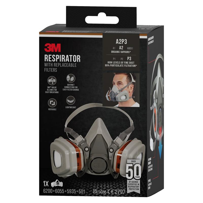 Foto af en sort boks med 3M™ åndedrætsværn 6003KIT-1 fra 3M Deutschland GmbH med A2P3-filtre, der tilbyder beskyttelse mod organiske dampe, høj støvfiltrering, genanvendelighed og over 50 anvendelsesmuligheder.