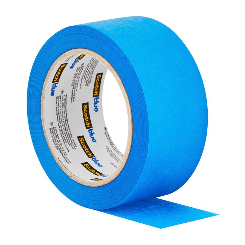 En rulle 3M Deutschland GmbH ScotchBlue™ malertape "Multi-Surface" er delvist udrullet, med en blå strimmel, der stikker udad, og produktnavnet er synligt på det indre etiket.