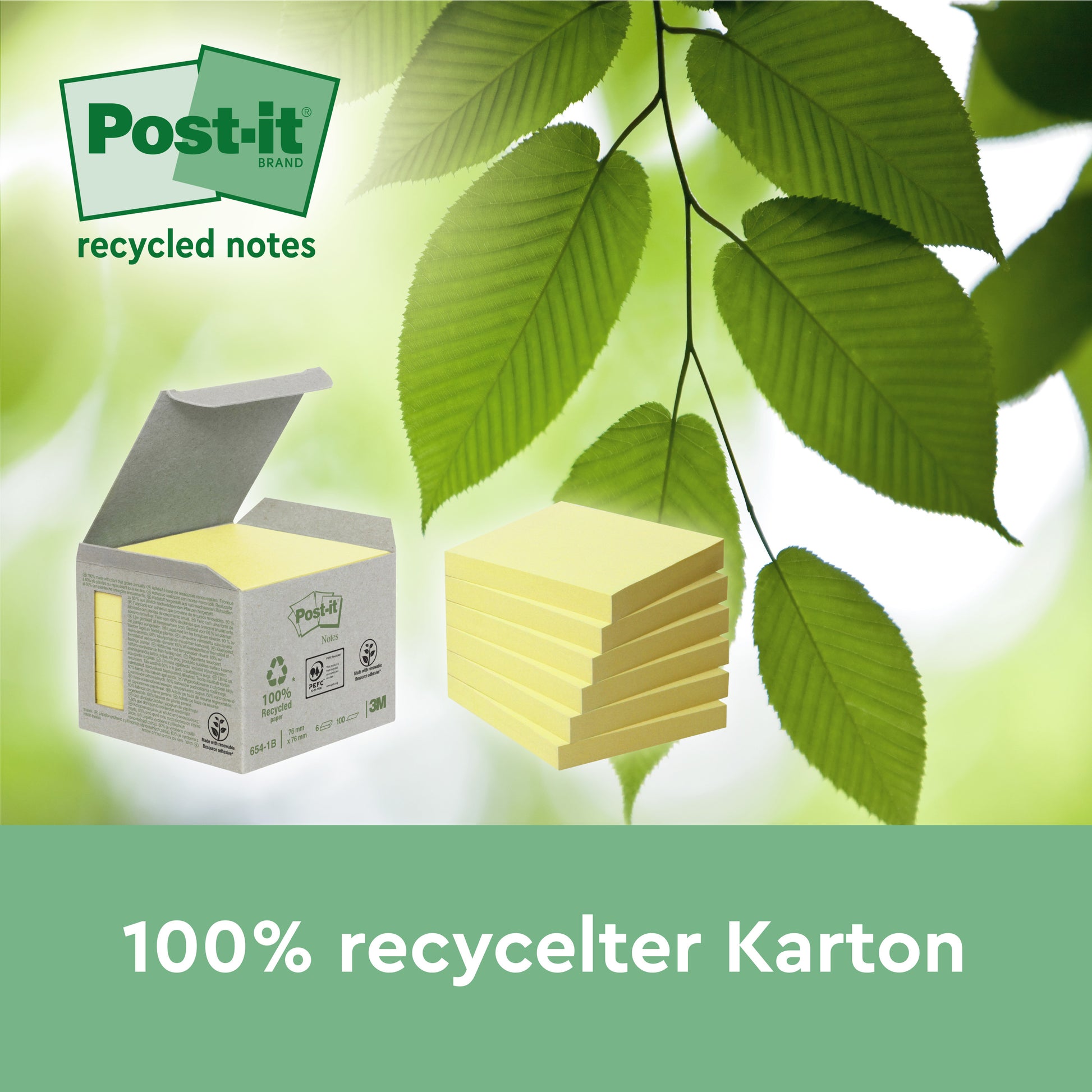 Eine Schachtel Post-it® Recycling Notes (38 mm x 51 mm, 100 Blatt/Block, 100% PEFC) der 3M Deutschland GmbH liegt geöffnet neben losen Zetteln mit grünen Blättern im Hintergrund. Text darunter: "100% recycelter Karton.