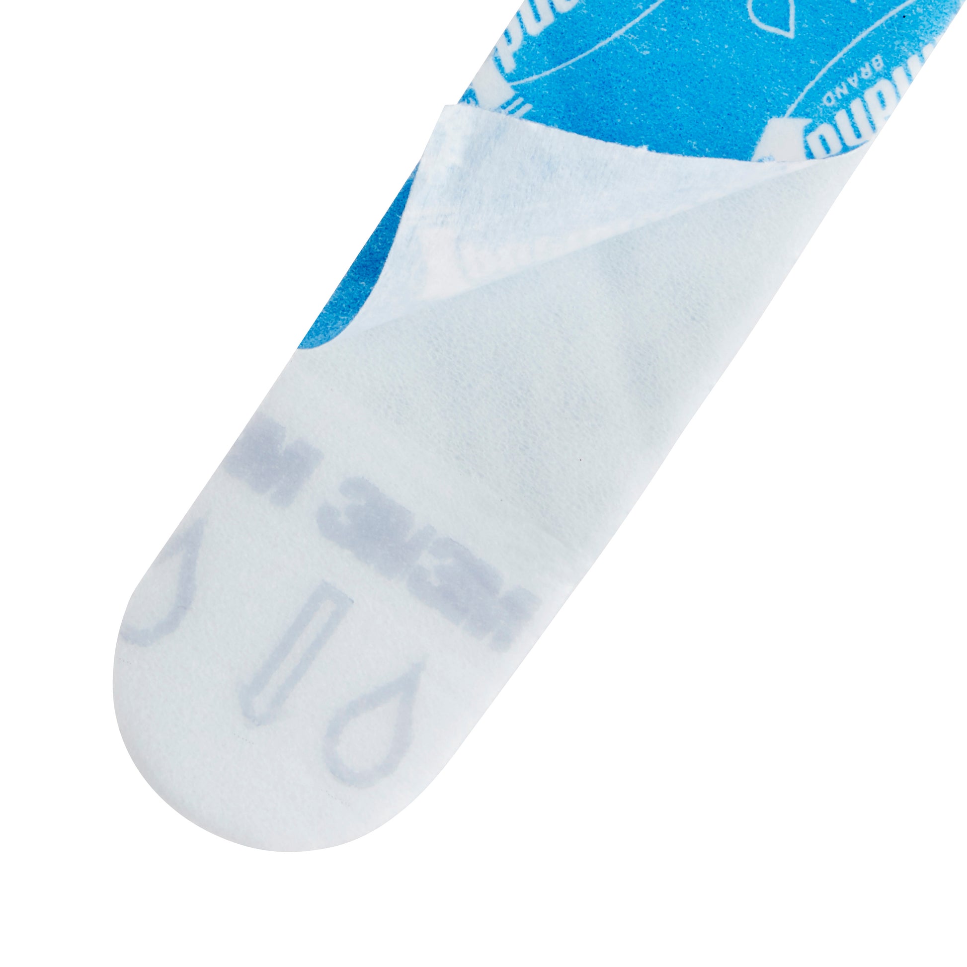 Nahaufnahme eines Command™ Strips 17021B, Größe M (3M Deutschland GmbH), der teilweise von seinem blau-weißen Trägerpapier abgezogen wird, wobei die darunter gedruckten Symbole und Texte sichtbar werden.