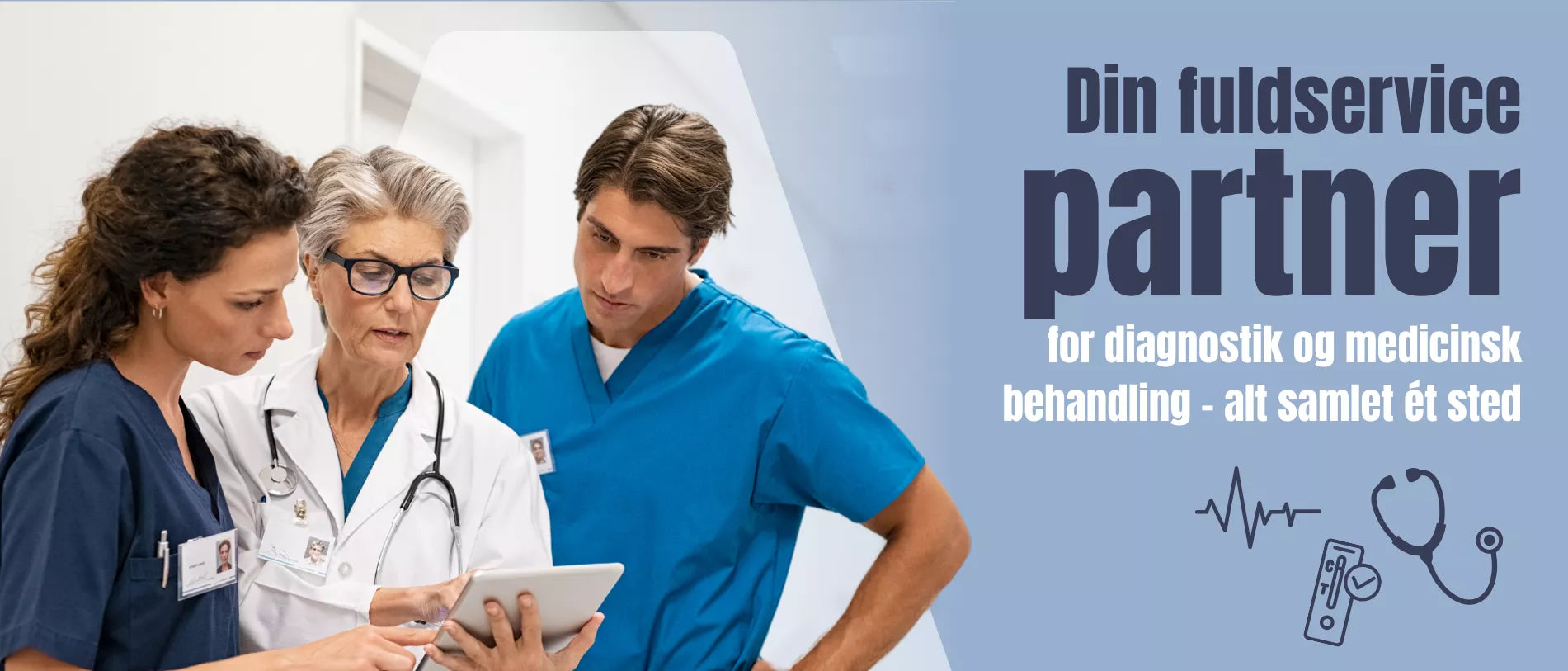 Tre sundhedsprofessionelle står sammen og kigger på en tablet, mens et reklameområde med medicinske symboler vises til højre
