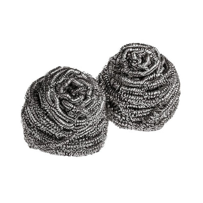 Tre Scotch-Brite® rustfrit stål spiraler fra 3M Deutschland GmbH ligger side om side på hvid baggrund - ideel til grundig rengøring af kogegrej og overflader, pakken indeholder 3 stykker.