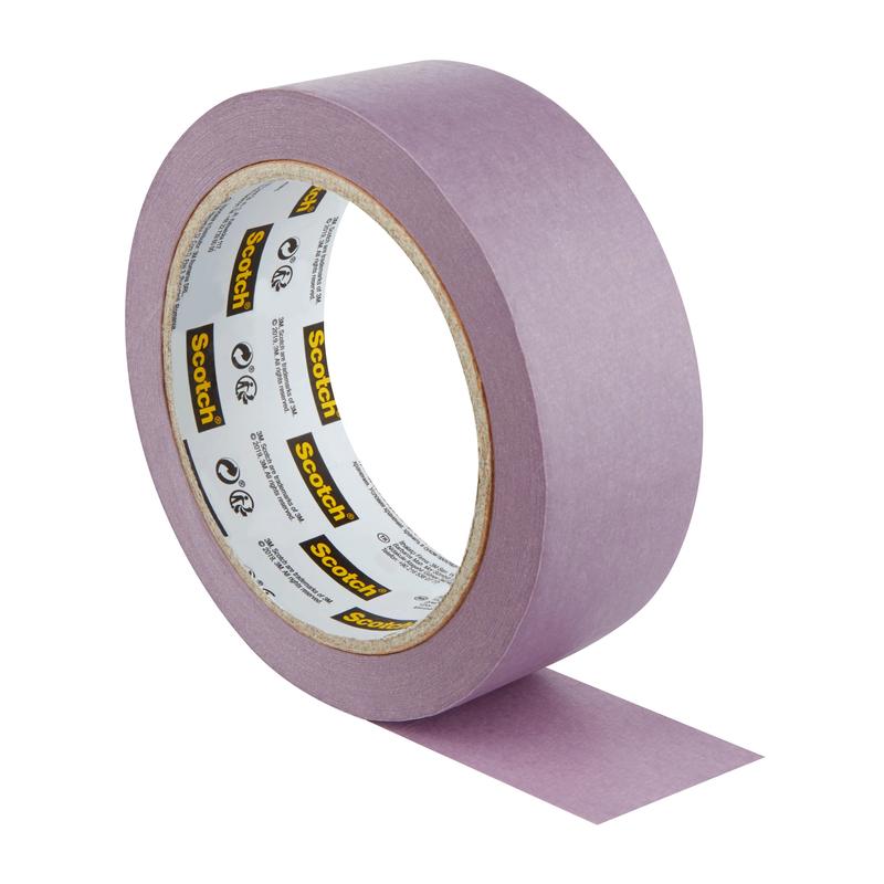 En rulle 3M Scotch® malertape til sarte overflader (36 mm x 41 m), delvist afviklet, viser logoet og informationer. Ideel til maling, kan fjernes rent. 1 rulle/pakke, 100% PEFC SGSCH-PEFC-COC-110078.