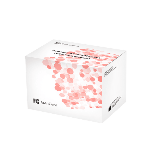 På en grøn baggrund ses en hvid emballagekasse til »Testkit (PCR-fluorescens) DaAn Gendiagnostik-Kit til 2019-nCoV« med 96 test, prydet med teksten »Altruan«.