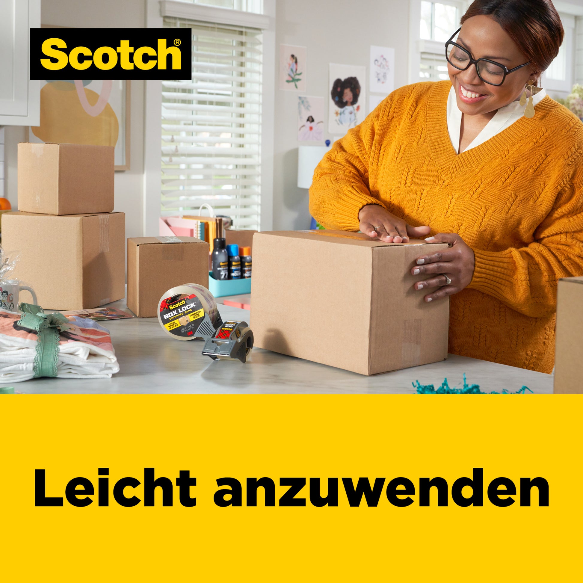 Eine Frau in einem orangefarbenen Pullover verschließt in einem hellen Raum einen Karton mit Scotch® Box Lock™ Verpackungsklebeband 48 mm x 20,3 m von 3M Deutschland GmbH. Auf dem Tisch stehen Kartons, Klebebandabroller und eingepackte Geschenke. Der Text lautet: "Leicht anzuwenden.