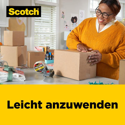 En kvinde i en orange sweater lukker en kasse i et lyst rum med Scotch® Box Lock™ emballagetape 48 mm x 20,3 m fra 3M Deutschland GmbH. På bordet er der kasser, tape dispensere og indpakkede gaver. Teksten lyder: "Let at anvende.