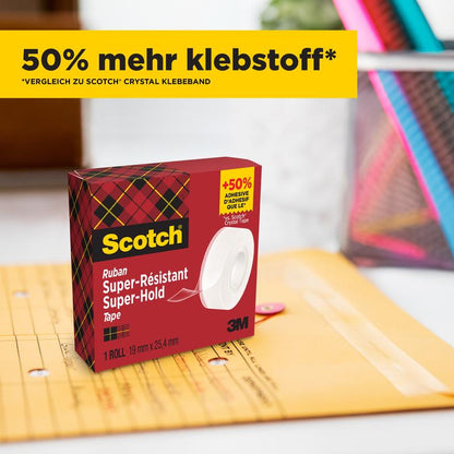 En æske Scotch® Super-Hold Secure Tape, 1 rulle, 19 mm x 25,4 m (3M Deutschland GmbH), med rød-grøn ternet emballage, ligger ved siden af en forseglet Manila-konvolut. Et gult banner med teksten "50% mere klæbestof*" står over kassen.