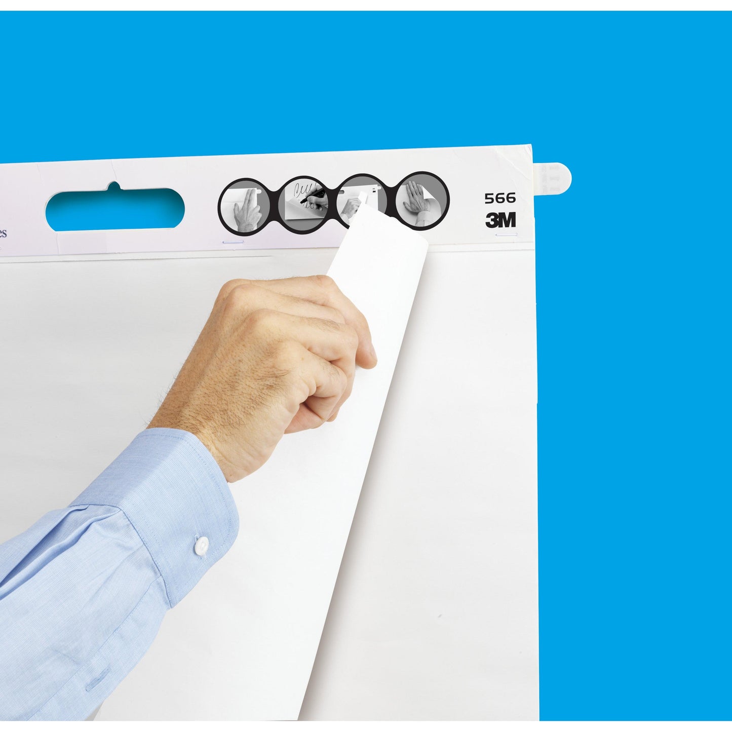 En person i en lyseblå skjorte trækker et ark fra et 3M Post-it® Super Sticky selvklæbende mødechart til vægmontering 566 (58,4 x 50,8 cm, hvid, 20 ark, inkl. Command™-strimler) foran en ensfarvet blå baggrund med en illustreret vejledning ovenfor.