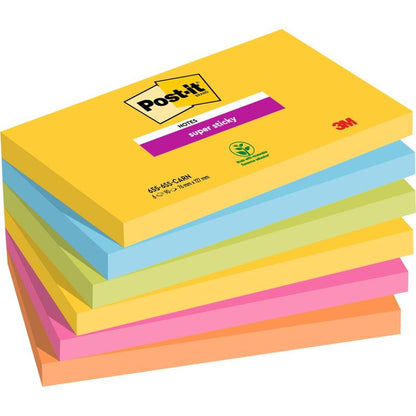 En stak af seks 3M Post-it® Super Sticky Notes (76 mm x 127 mm, 90 ark/blok, 100% PEFC) i farverne gul, grøn, blå, lilla, pink og orange; det gule forsideark viser logoet og produktdetaljer.