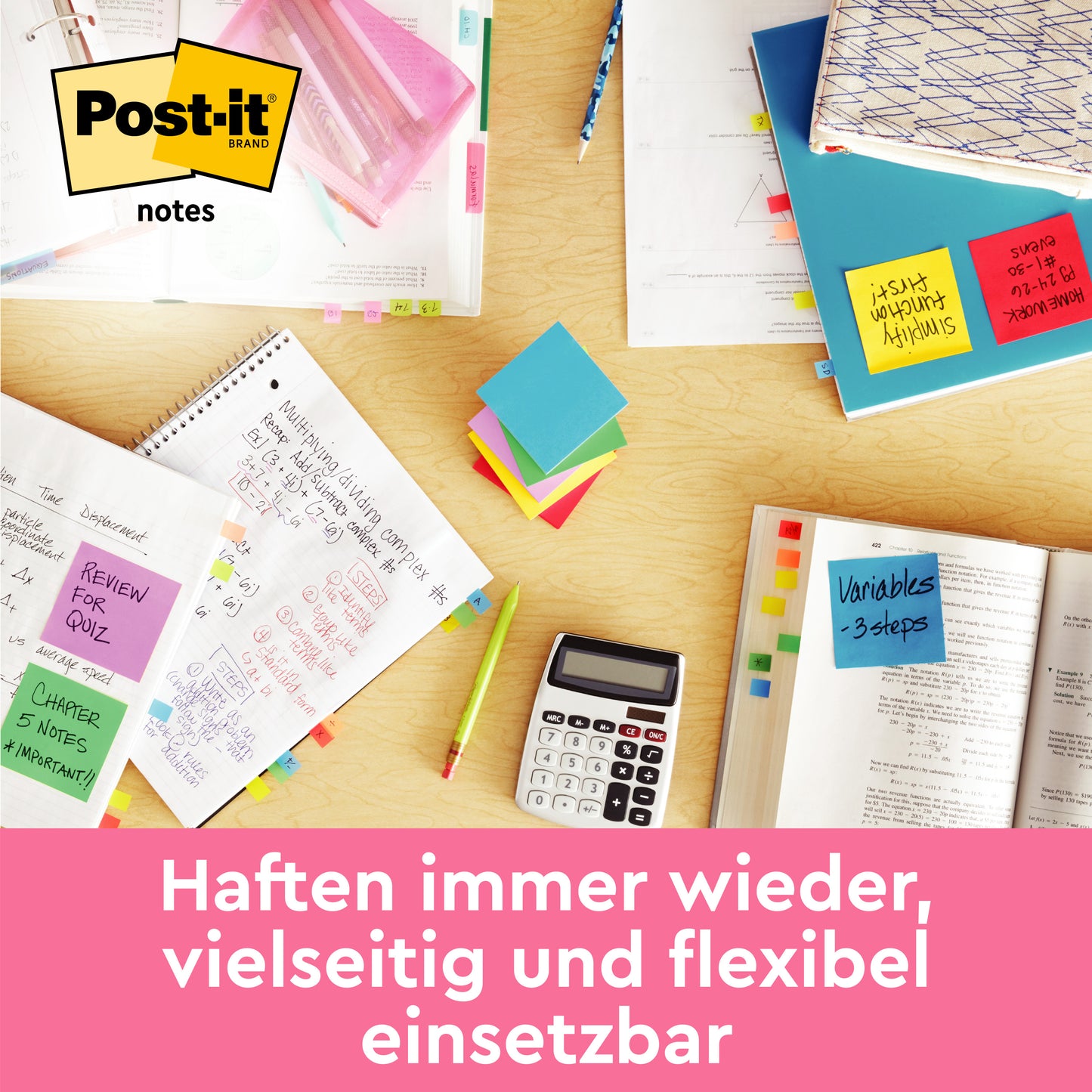Et skrivebord med åbne notesbøger, løse papirer, en lommeregner, penne og farverige Post-it® Notes (76 mm x 127 mm, 100 ark/blok, 100% PEFC) fra 3M Deutschland GmbH, der er spredt og stablet; med logo og tysk tekst om deres alsidighed.
