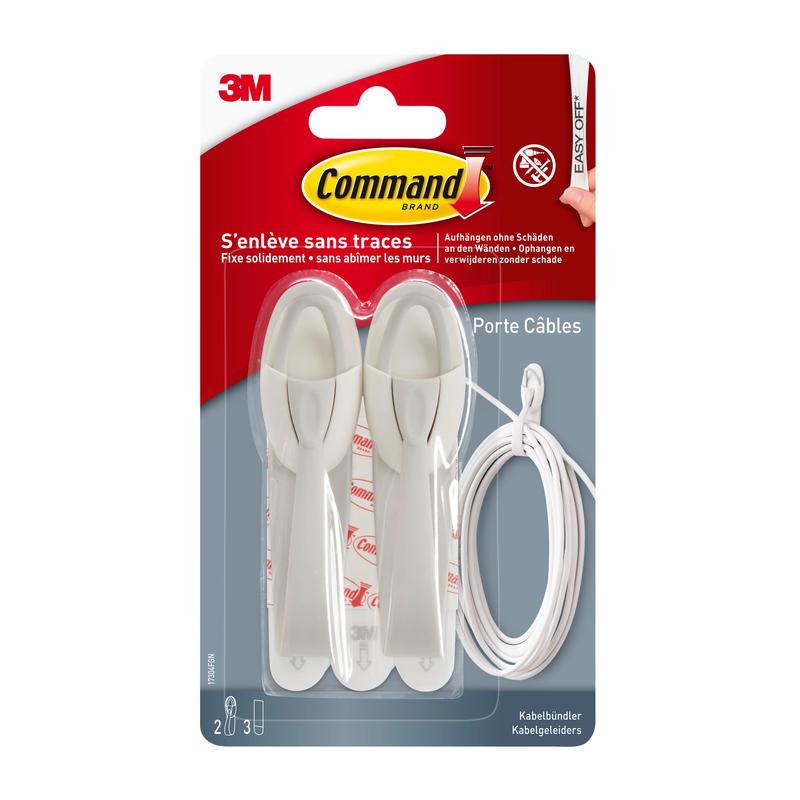 En pakke Command™ kabelholdere, 17304-FR fra 3M Deutschland GmbH, indeholder to hvide kabelholdere, klæbestrimler og et hvidt kabel i en gennemsigtig plastikemballage - perfekt til at minimere kabelrod og forbedre kabelorganisationen.