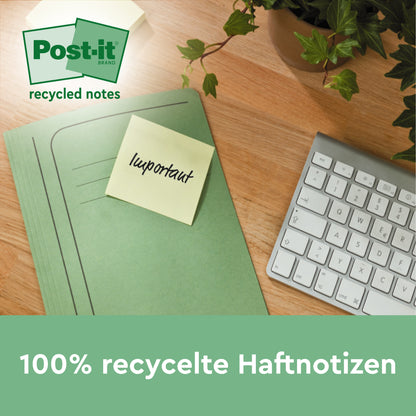 Ein grüner Ordner mit einem Post-it® Recycling Notes (76 mm x 76 mm, 100 Blatt, 100% PEFC) der 3M Deutschland GmbH mit der Aufschrift "wichtig" liegt auf einem Holztisch neben einer Tastatur und einer Pflanze. Text: "Post-it recycelte Haftnotizen" und "100% recycelte Haftnotizen.