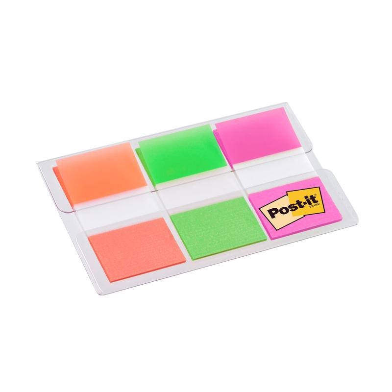 En gennemsigtig plastikdispenser fra 3M Deutschland GmbH rummer 60 Post-it® Index faneblade (25,4 x 43,2 mm) i farverne orange, rosa og grøn til at markere dokumenter; Post-it-logoet er synligt på den ene side.