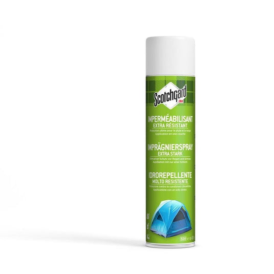 Der står en stor, grøn 400 ml-dåse med Scotchgard™ imprægneringsspray, ekstra stærk, fra 3M Deutschland GmbH. Etiketten viser tekst på flere sprog og et billede af et blåt telt – ideelt til ekstra stærk beskyttelse af tekstiler.