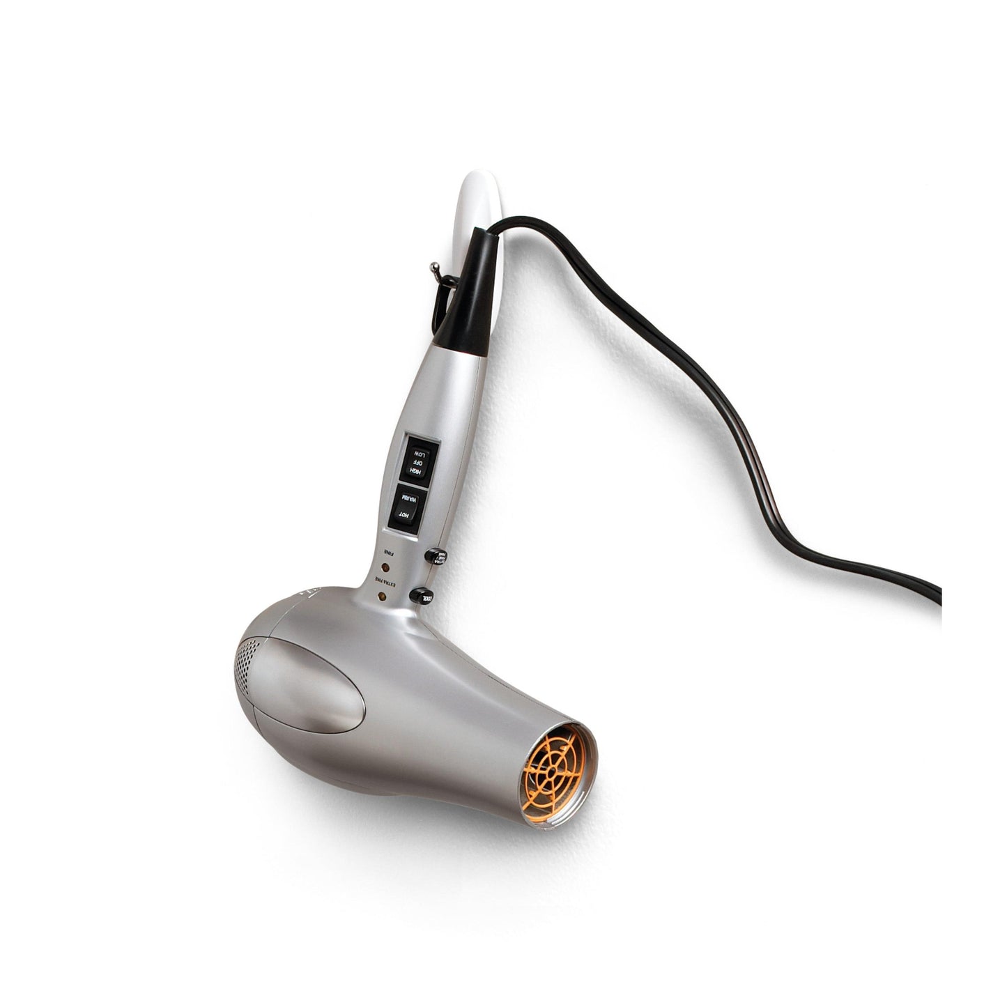 Ein silber-weißer Haartrockner mit orangefarbenem Abluftventil hängt beschädigungsfrei an seinem schwarzen Kabel an einem Command™ Medium Drahthaken, 17068, der 3M Deutschland GmbH mit Klebetechnologie, an einer weißen Wand. Der Griff verfügt über Tasten und Schalter für Einstellungen.