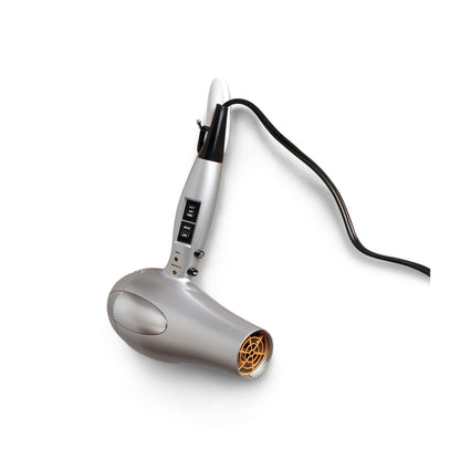 Ein silber-weißer Haartrockner mit orangefarbenem Abluftventil hängt beschädigungsfrei an seinem schwarzen Kabel an einem Command™ Medium Drahthaken, 17068, der 3M Deutschland GmbH mit Klebetechnologie, an einer weißen Wand. Der Griff verfügt über Tasten und Schalter für Einstellungen.