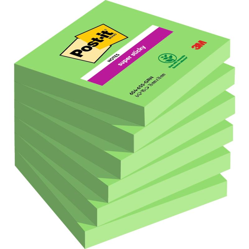 En stak Post-it® Super Sticky Notes (76 mm x 76 mm, 90 ark/blok, 100% PEFC) fra 3M Deutschland GmbH, arrangeret skråt med etiketten på den øverste blok opad.