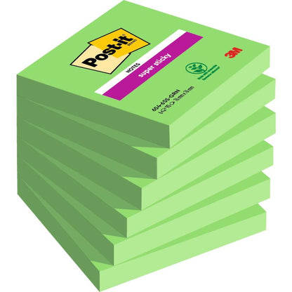 En stak Post-it® Super Sticky Notes (76 mm x 76 mm, 90 ark/blok, 100% PEFC) fra 3M Deutschland GmbH, arrangeret skråt med etiketten på den øverste blok opad.