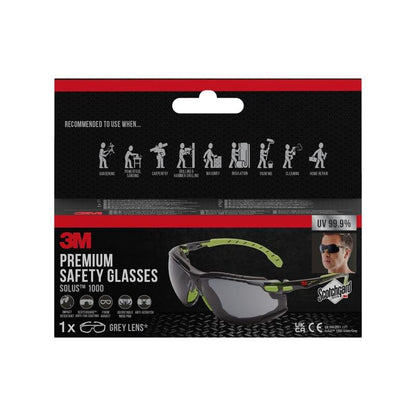 En pakke 3M™ Solus™ beskyttelsesbriller 1000 fra 3M Deutschland GmbH i grøn/sort med gråt glas, tilbyder UV 99,9% beskyttelse og Scotchgard™ antidug-belægning, med aftagelig skumforsegling for øget komfort.