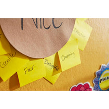 En brun papircirkel med teksten "Nice" er omgivet af 3M Tyskland GmbH Post-it® Notes terning 636-B, Gul, 76 mm x 76 mm, med ord som "Fair" og "Delightful", som er anbragt på en gul væg med farverige klistermærker og selvklæbende sedler.