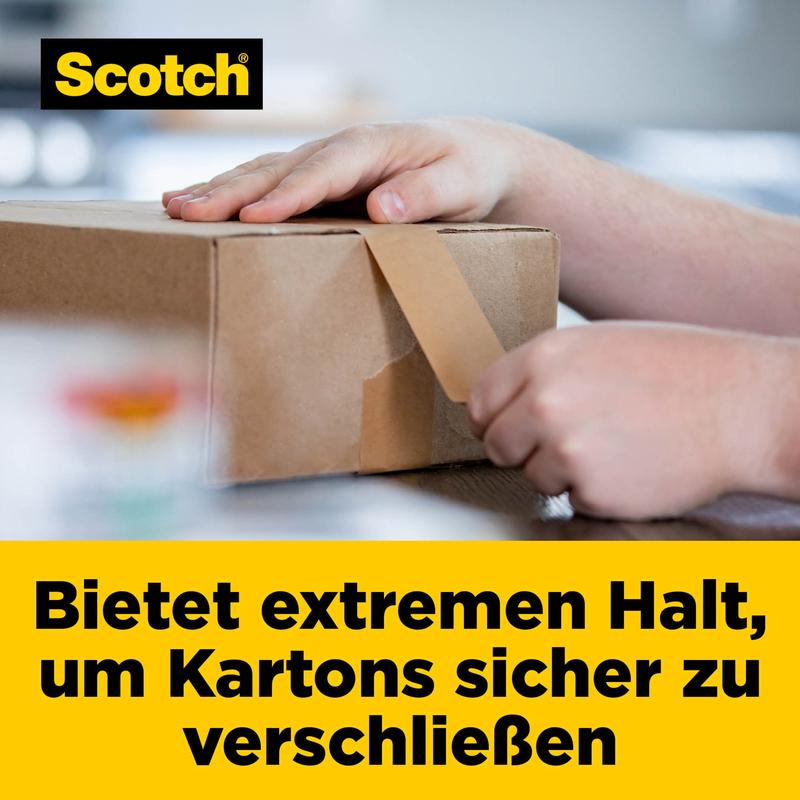 En person lukker en brun kasse med Scotch® Box Lock™ papir-emballagetape (48 mm x 22,8 m, 1 rulle) fra 3M Deutschland GmbH; den tyske tekst fremhæver den robuste fastgørelse til sikre kasselukninger på gul baggrund.