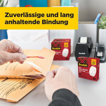 En person forsegler en brun konvolut med 3M Deutschland GmbH Scotch® Super-Hold Secure Tape, 1 rulle, 19 mm x 25,4 m. Der ses to æsker af dette tape og kontorartikler. Øverst: "Pålidelig og langvarig binding.