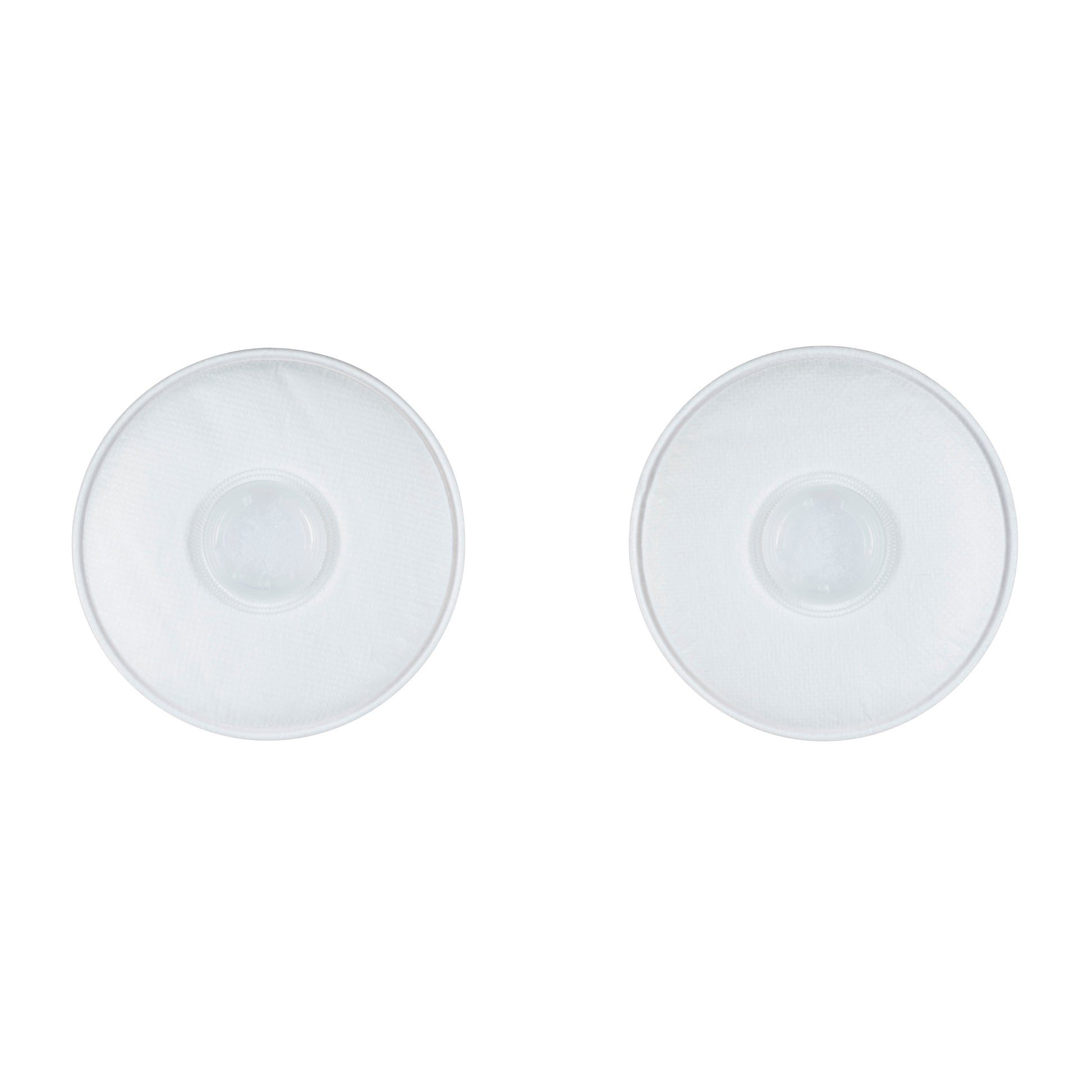 Zwei weiße, runde 3M™ Partikelfilter 2135 P3 von 3M Deutschland GmbH liegen nebeneinander auf einem einfarbig weißen Hintergrund - jede Packung enthält ein Paar Atemschutzmasken.