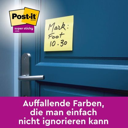 En gul Post-it® Super Sticky Note (76 mm x 76 mm, 45 ark/blok, 100% PEFC) fra 3M Deutschland GmbH med den håndskrevne påskrift "Mark: Foot 10.30" sidder fast på en blå dør over håndtaget og viser branding og tysk tekst.