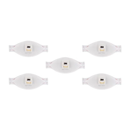 Fünf 3M™ Aura™ Comfort Cool Flow™ Partikelmasken 9332+, FFP3, mit Ventil von 3M Deutschland GmbH sind in zwei Reihen auf weißem Grund angeordnet und zeigen jeweils ein Zentralventil.