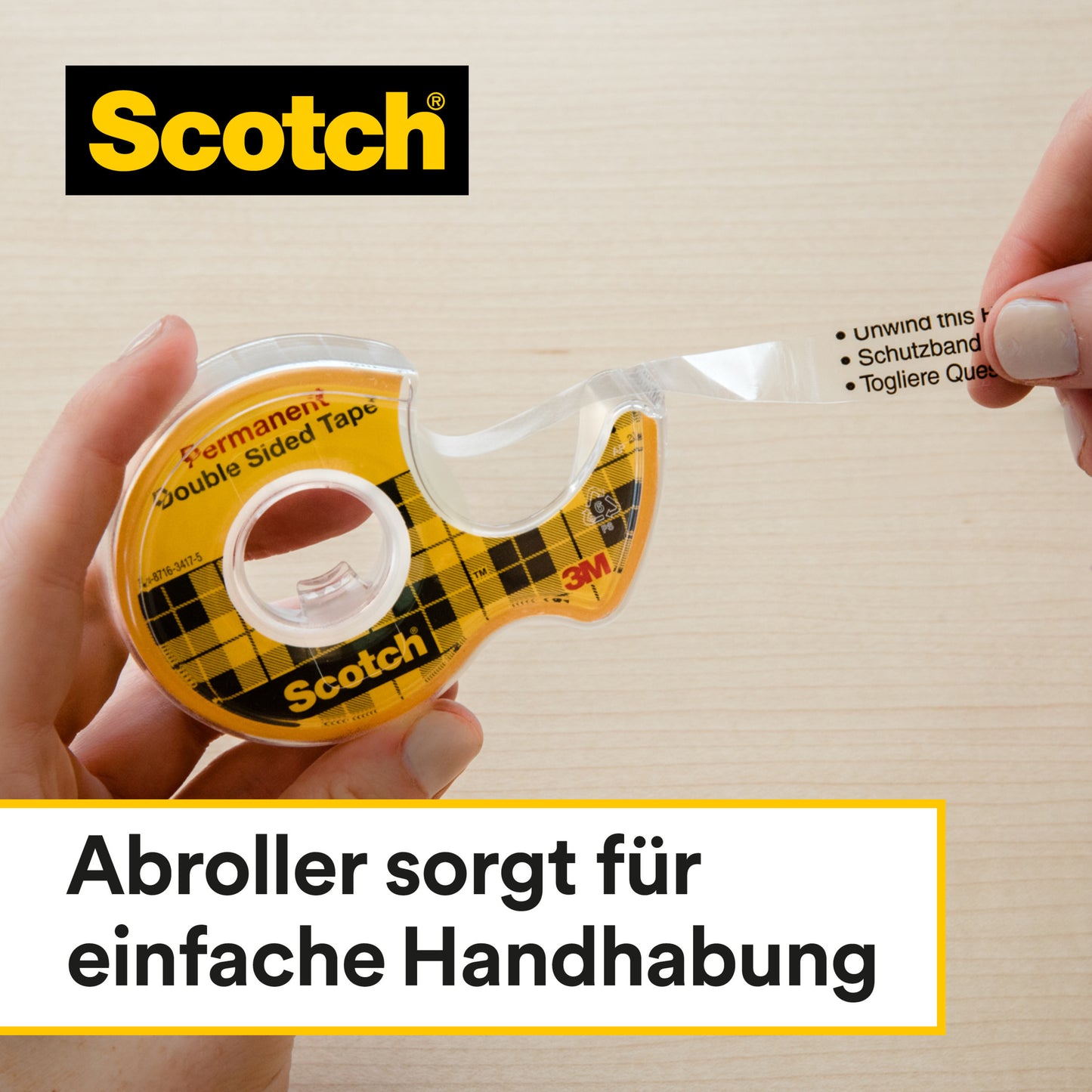 Eine Hand zieht einen Streifen Scotch® doppelseitiges Klebeband, 1 Rolle, 19 mm x 33 m von 3M Deutschland GmbH aus einem gelben Abroller. Text: "Abroller sorgt für einfache Handhabung" - perfekt für Bastelbedarf.