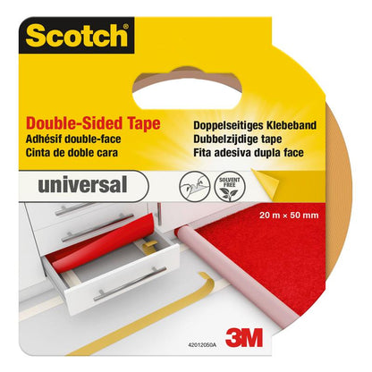 Emballagen til Scotch® Universal Tæppetape fra 3M Deutschland GmbH viser en rulle, der bruges på et skrivebord og et tæppe, med produktinformation og flersproget tekst.