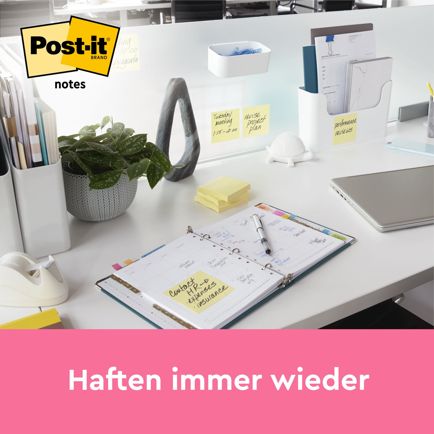 Auf einem aufgeräumten Schreibtisch liegen 3M Deutschland GmbH Post-it® Notes, Gelb, 76x76 mm. Sowohl Standard- als auch Super-Haftnotizen sind sichtbar, mit Post-it-Logo und dem Text "Haften immer wieder." Inklusive 14+4 Blöcke/Packung und PEFC-zertifiziertem Papier.