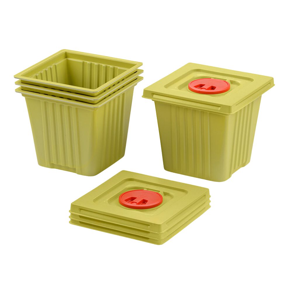20er Set melijekt Entsorgungsbehälter 12 L von Helmut Schwarz GmbH im Karton. Viereckige grüne Behälter mit passenden Deckeln, jeder mit einem runden roten Mittelschlitz. Drei sind gestapelt, einer ist mit Deckel abgebildet. Hergestellt aus recyceltem Material.