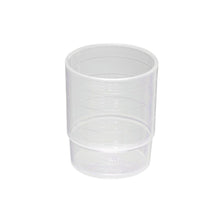 Der melipul MEHRWEG-Medikamentenbecher der Helmut Schwarz GmbH ist ein stapelbarer, 25 ml fassender, durchsichtiger Kunststoffbecher aus Polypropylen (PP) mit präzisen Messmarkierungen und perfekt für den vielseitigen Einsatz in der Küche – alles auf schlichtem weißem Hintergrund.