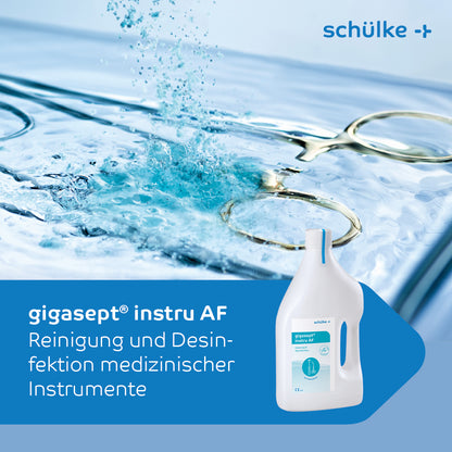 Et billede viser en flaske Schülke gigasept® instru AF instrumentdesinfektion (aldehydfri), et rengørings- og desinfektionsmiddel til medicinske instrumenter. I baggrunden ses en nærbillede af vand og et par briller, hvilket understreger midlets effektivitet ved endoskoprengøring. Teksten er på tysk og indeholder mærkenavnet Schülke & Mayr GmbH.