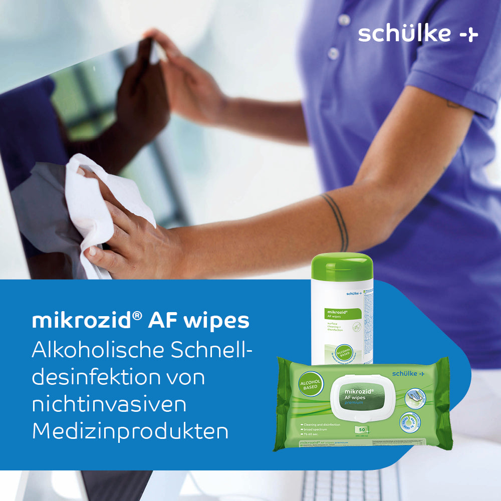 En person desinficerer en bærbar computer med Schülke mikrozid® AF wipes desinfektionsservietter. Billedet viser desinfektionsservietterne til medicinske produkter fra Schülke & Mayr GmbH og fremhæver den hurtige alkoholiske desinfektion af ikke-invasive medicinske produkter. Både på en beholder og en pakke servietter ses de karakteristiske informationer om mærket.