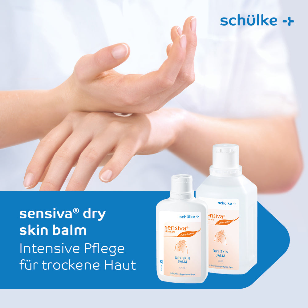 En person påfører Schülke sensiva® dry skin hudbalsam på sine hænder. Teksten på billedet lyder "schülke sensiva® dry skin hudbalsam, Intensiv pleje til tør hud". I forgrunden ses to flasker af produktet. Med sin parfumefri hudplejeformel sørger sensiva for intensiv fugt til tør hud. I øverste højre hjørne vises mærkenavnet "Schülke & Mayr GmbH".