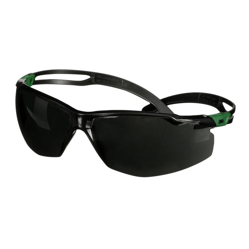 3M™ SecureFit™ 500 sikkerhedsbriller, grønne/sorte stænger, anti-ridsebelægning+ (K), grå linsebeskyttelsesniveau IR 5.0, SF550ASP-GRN-EU, 20 pr. pakke | Pakke (1 stk)